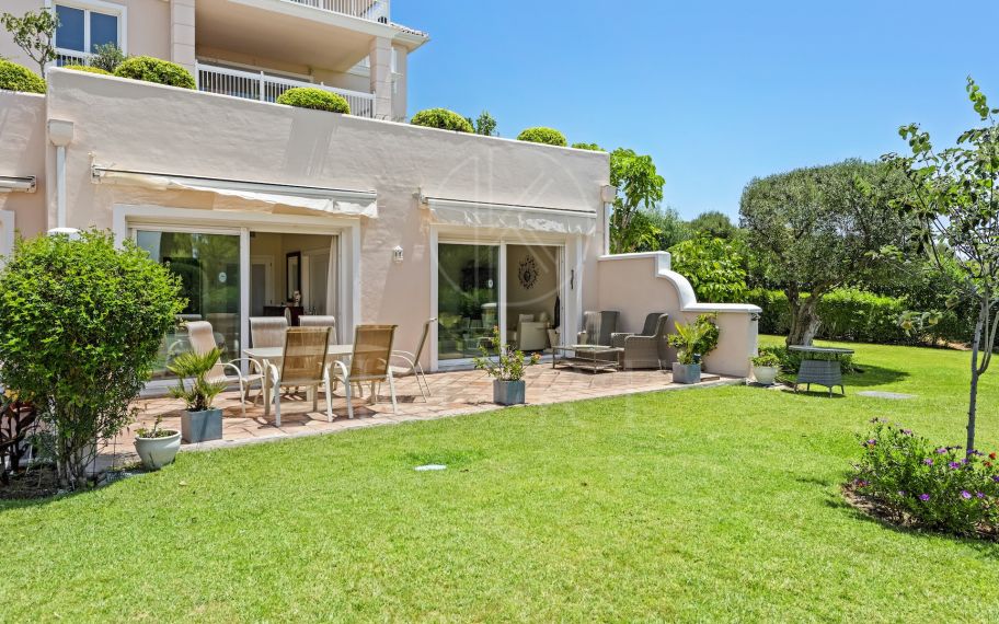 Amplio apartamento en esquina con aire de finca privada dentro de la urbanización El Lago de Los Flamingos.