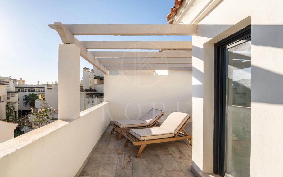 Wonderful three-bedroom townhouse located in the gated community of Agra Residencial, Estepona