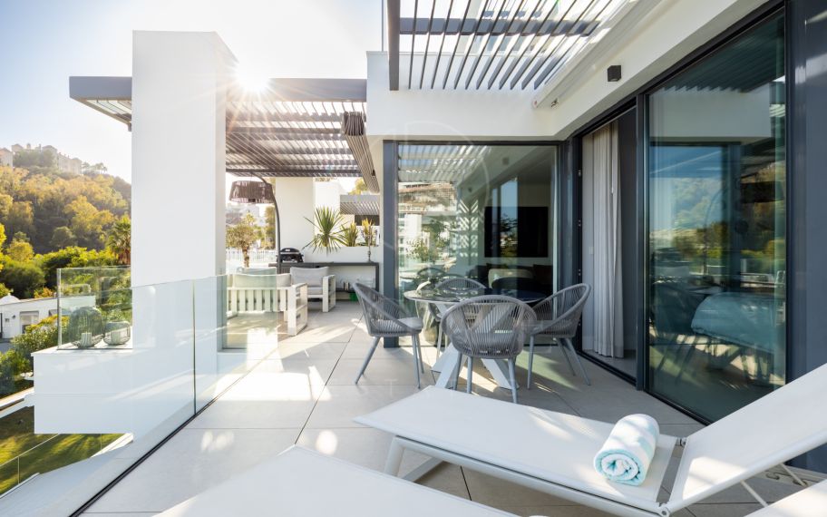 Elegante apartamento de 2 dormitorios, 2 baños en el Valle del Golf de Marbella con 112m2 interior, terraza de 43m2, acabados de lujo, piscinas, gimnasio, conserje & 2 plazas de aparcamiento.