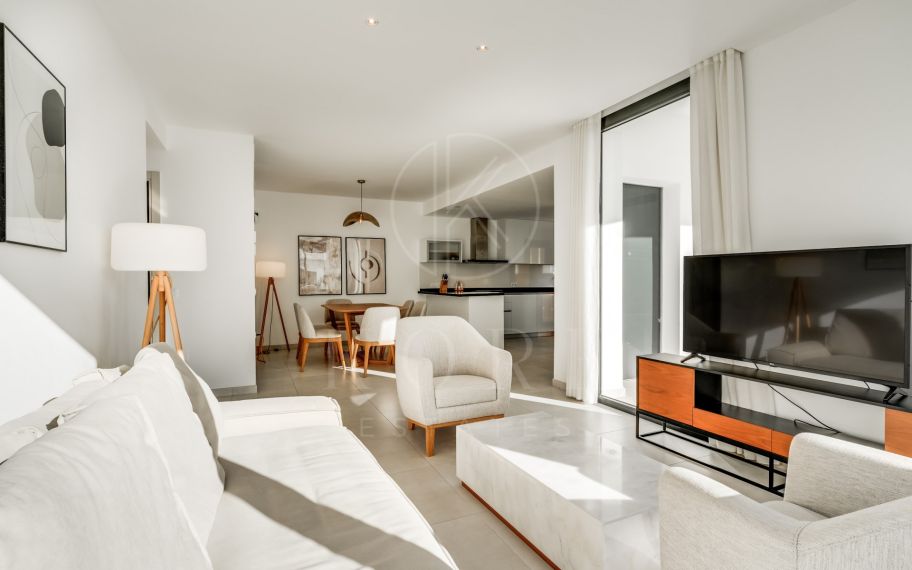 Moderno y espacioso adosado con vistas impresionantes ubicado en la Nueva Milla de Oro.