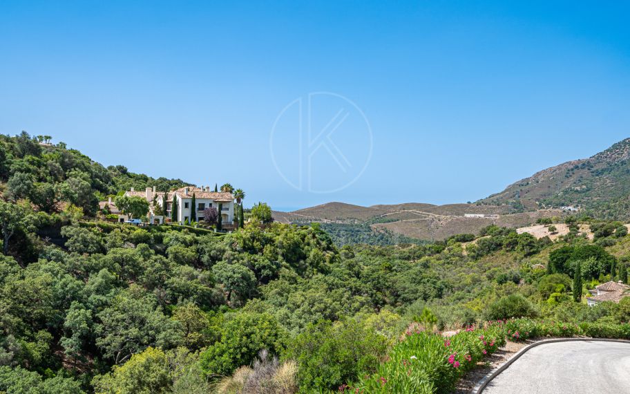 Parcela con orientación suroeste en La Zagaleta con un espectacular proyecto para villa muy moderna.