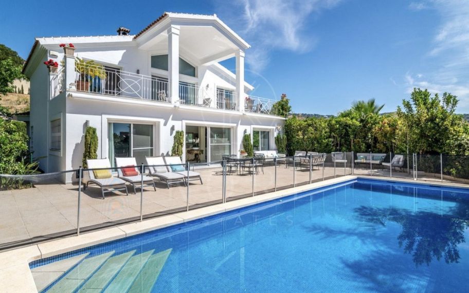 Villa de Lujo en Elviria, Marbella – Elegancia y Exclusividad junto al Golf