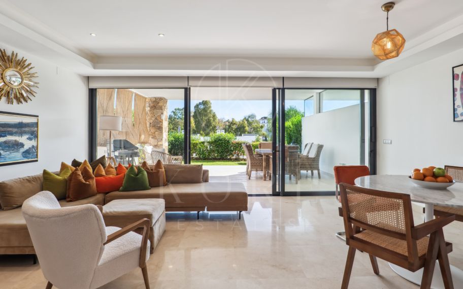 Elegante casa adosada de 3 dormitorios con panorámico Vistas Cerca de Puerto Banús