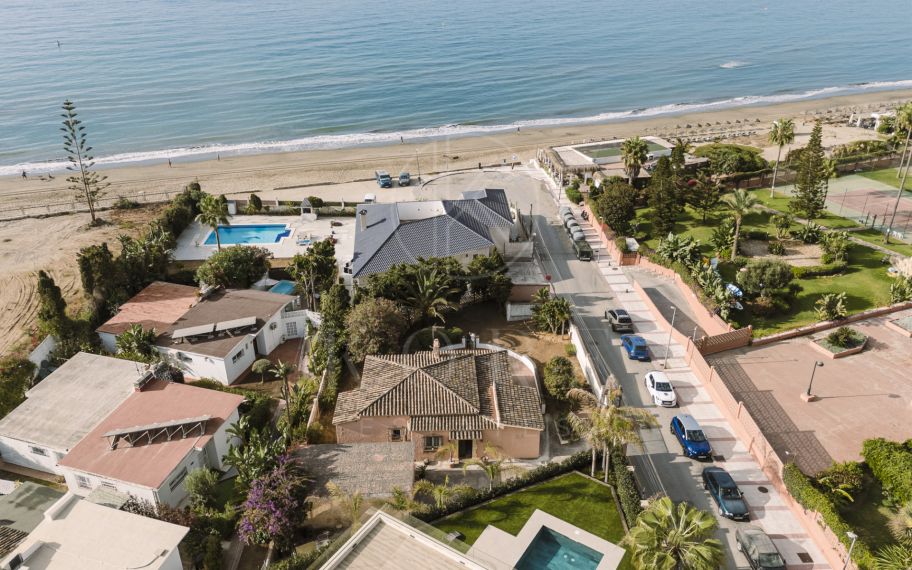 Exclusiva villa en venta en Marbella Este – Urbanización Costabella, segunda línea de playa