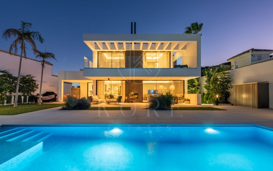 CONTEMPORARY LUXURY VILLA WITH PANORAMIC VIEWS – BUILT 2024