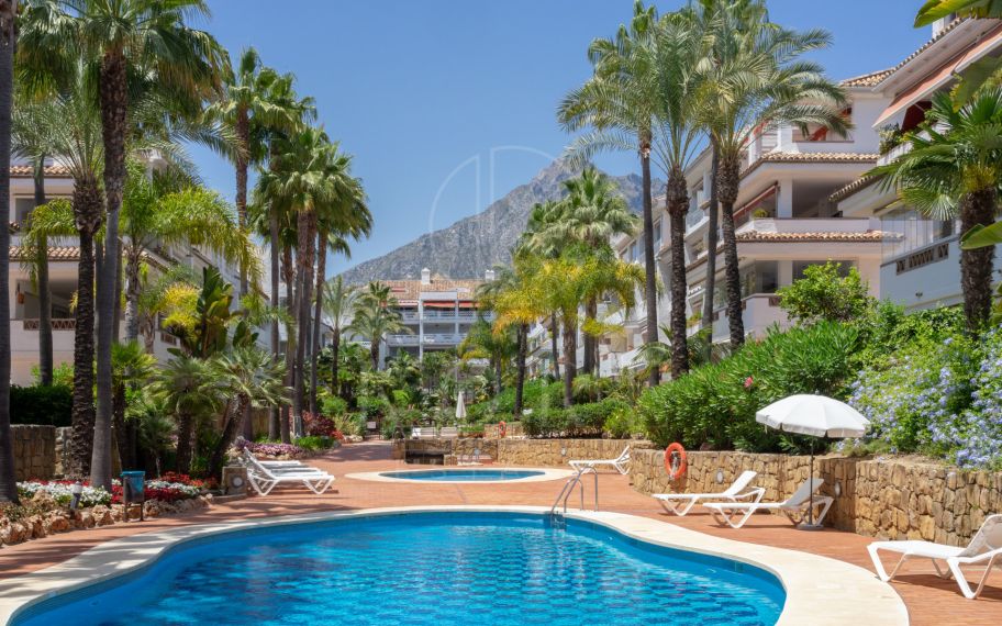 Excelente, totalmente renovado, apartamento de tres dormitorios en primera planta en Milla de Oro de Marbella