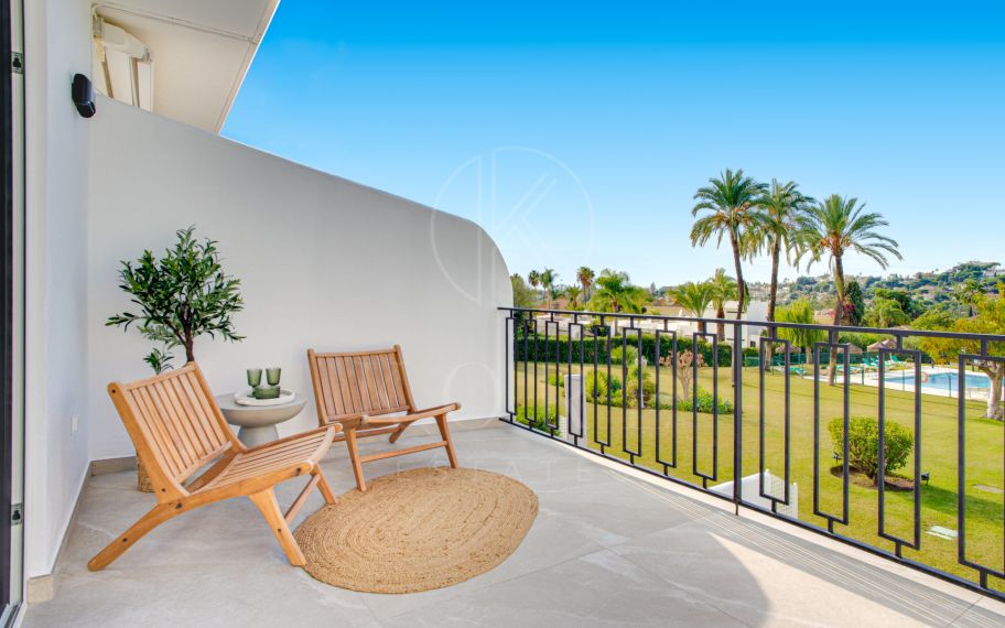 Contemporary four bedroom townhouse located in the gated community of La Rinconada, located in Marbella´s Golf Valley