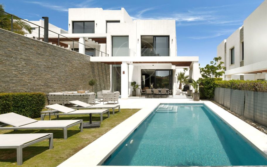 Situată în zona foarte căutată Cabopino din Marbella Est—renumită pentru marina sa, plajele cu nisip și terenurile de golf de top—această proprietate oferă o combinație perfectă între un stil de viață relaxat la malul mării și confortul de lux.