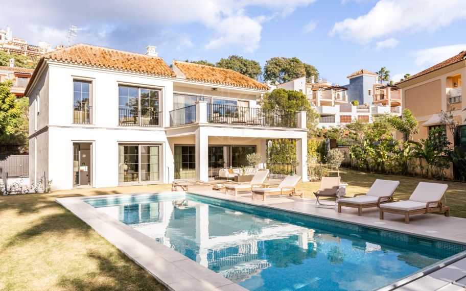 Refined contemporary residence set within the prestigious Los Arqueros community in Benahavís