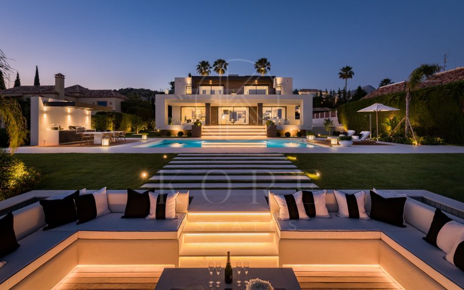 Exquisita villa de diseño moderno en primera línea de golf de Los Naranjos