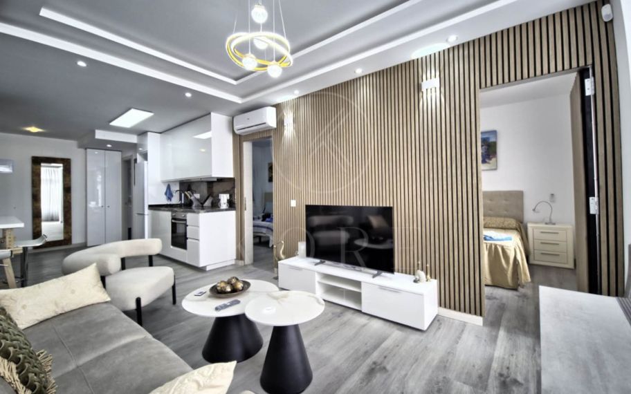 Precioso apartamento de 2 dormitorios reformado junto a la playa, en el corazón de Marbella.