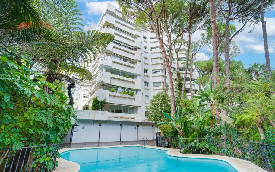 Elegante apartamento de dos dormitorios, frente a la playa, situado en el prestigioso Jardin del Mediterráneo, Golden Mile Marbella