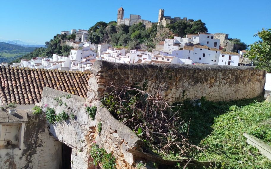Proyecto de Reforma Emocionante: Amplia Casa de Pueblo en el Histórico Casares