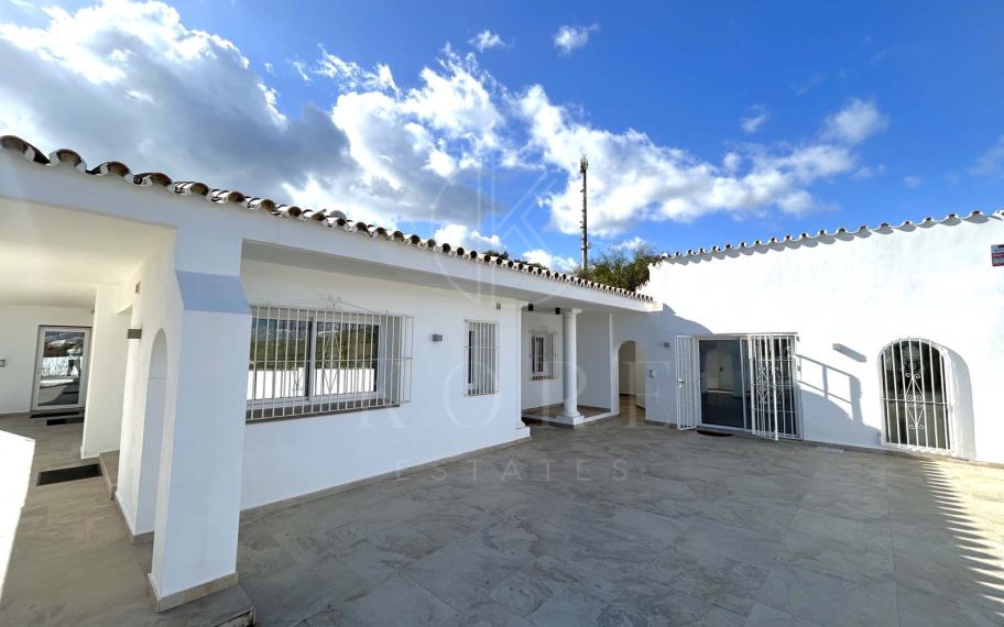 Situada en la hermosa zona de El Faro, Mijas, esta impresionante villa ofrece la mezcla perfecta de lujo y comodidad. A pocos minutos de tiendas, restaurantes y la playa, la villa ofrece un refugio tranquilo pero accesible. Con...