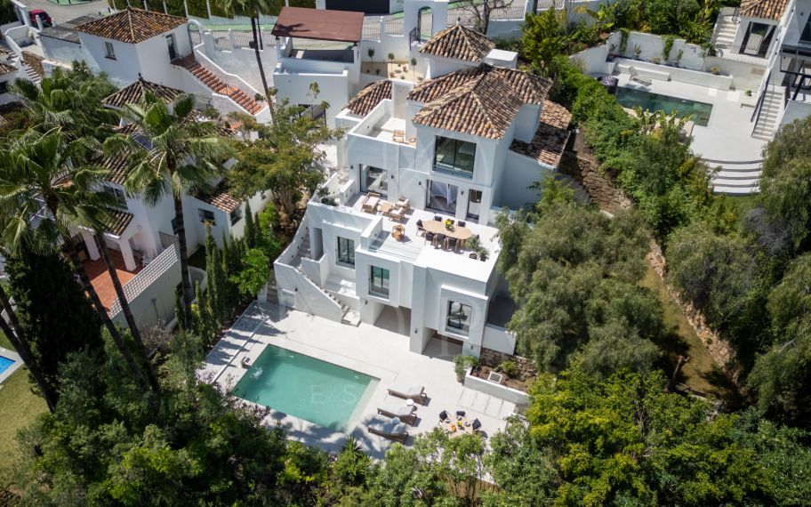 Bienvenido a Villa Lucalle, una obra maestra contemporánea situada en los pintorescos jardines de Los Naranjos Hill Club en La Cerquilla, Nueva Andalucía.