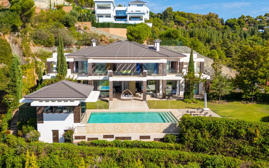 Stylish and modern luxury villa with panoramic sea views in La  Reserva del Alcuzcuz, Benahavis