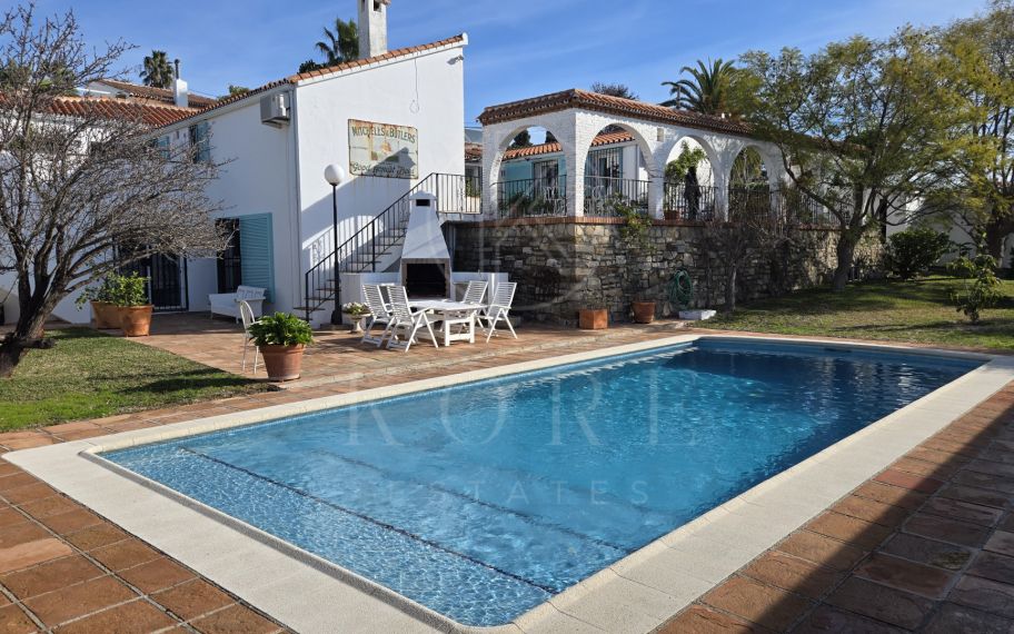 Encantadora villa con vistas panorámicas al mar en Puerto Romano, Estepona
