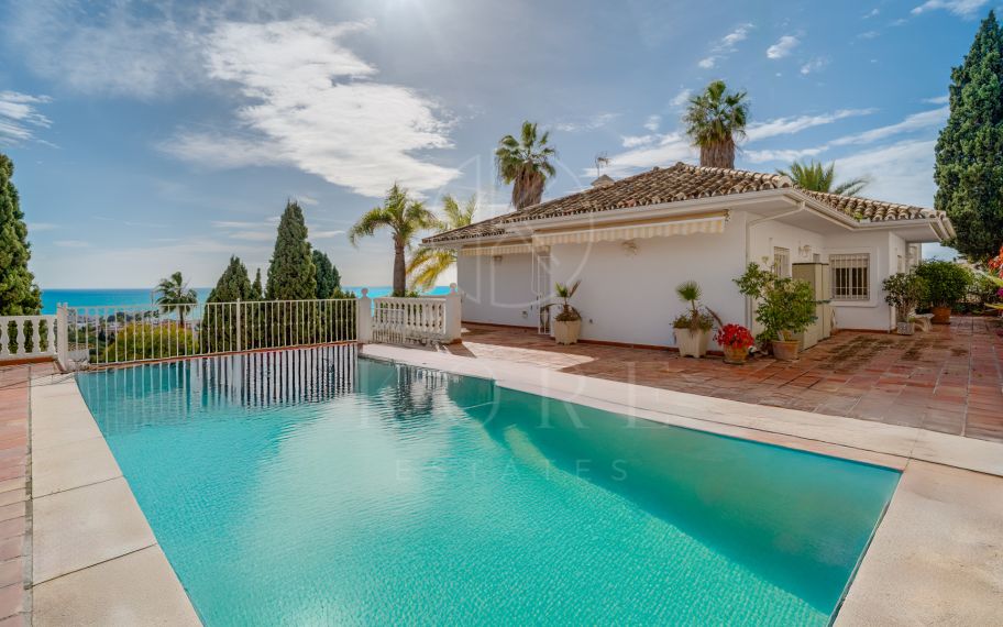 Excelentă oportunitate de renovare - frumoasă vilă cu trei dormitoare, orientată spre sud, situată în Riviera del Sol, Mijas Costa