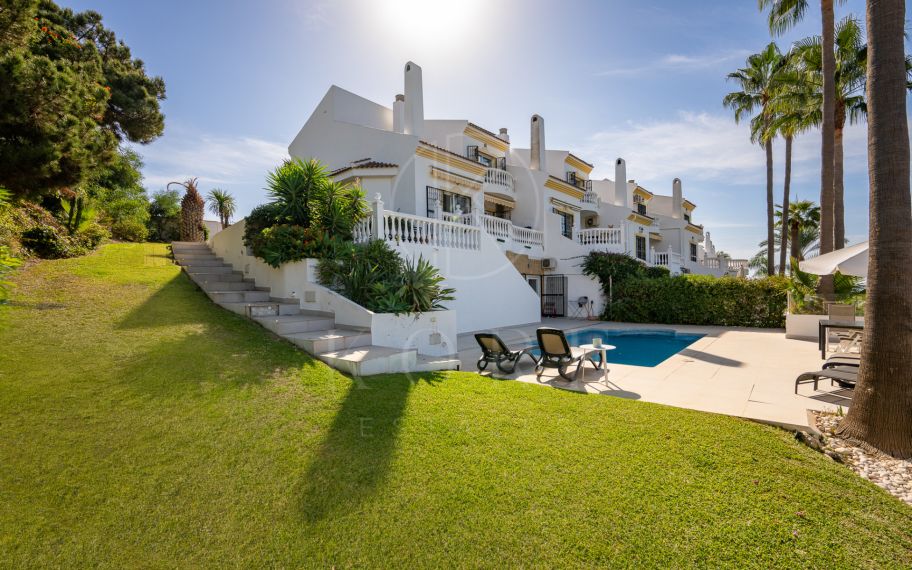 Amplia Casa Adosada con 4 dormitorios en Calahonda con Vistas Panorámicas y Piscina Privada