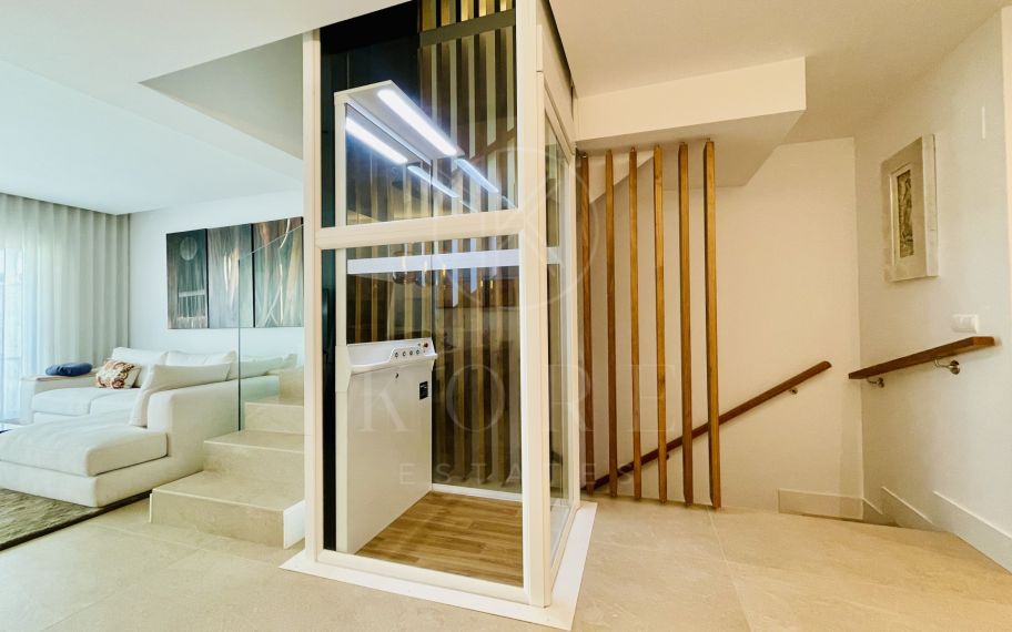 Oportunidad única: lujosa casa adosada con moderno ascensor de cristal en La Cala Golf Resort
