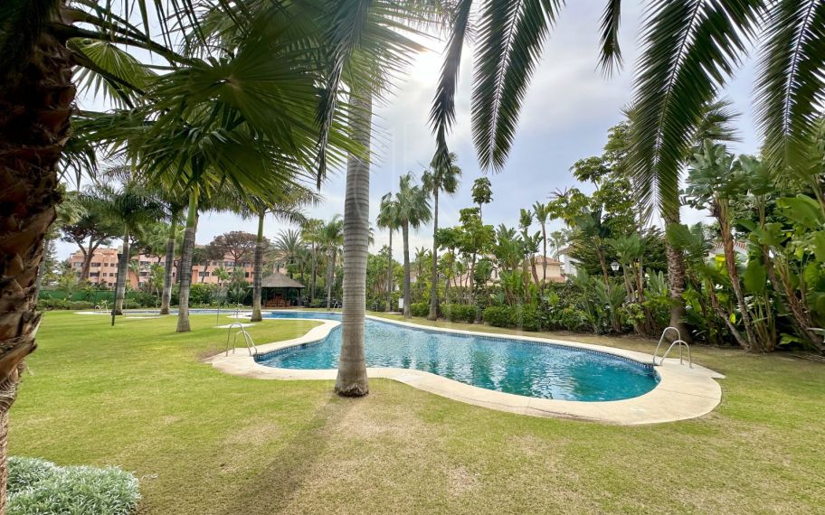 Elegant Two-Bedroom Apartment in Las Mimosas, Marbella - Puerto Banus