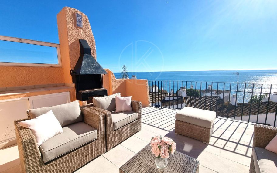 IMPRESIONANTE ÁTICO DÚPLEX TOTALMENTE RENOVADO CON VISTAS AL MAR – CALAHONDA, JUNTO A LA PLAYA