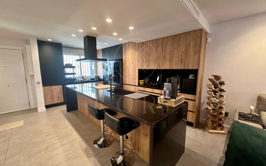 MODERNO APARTAMENTO BAJO - TOTALMENTE REFORMADO Y CON PISCINA PRIVADA.