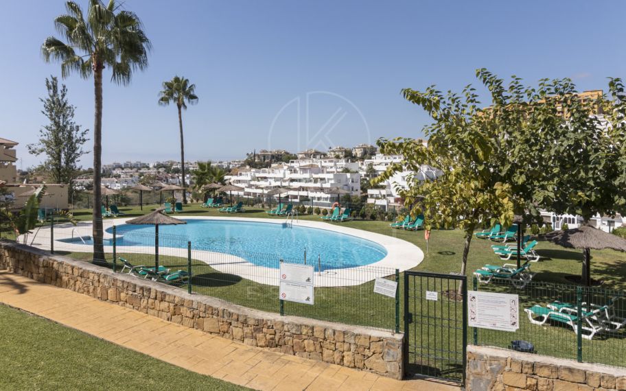 La urbanización cuenta con zonas ajardinadas, piscina comunitaria, pista de pádel y zona de parque para niños.
