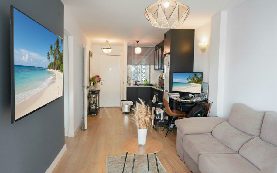 Luminoso apartamento con orientación sur, recientemente renovado en dos dormitorios situado en la comunidad de playa de Artola Baja, Marbella