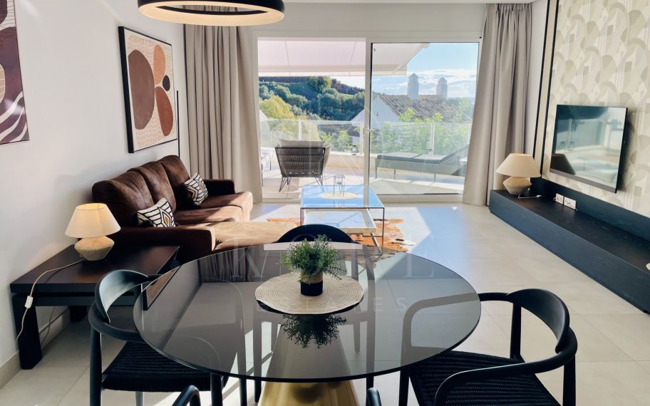 Oportunidad única – ELEMENTS, Altos de Los Monteros Obra nueva de 2022, acogedor apartamento de 1 dormitorio de 58 m², como a estrenar, completamente amueblado y con vistas al mar