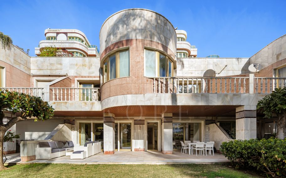 Splendid duplex in a historic residence in the center of Puerto Banus