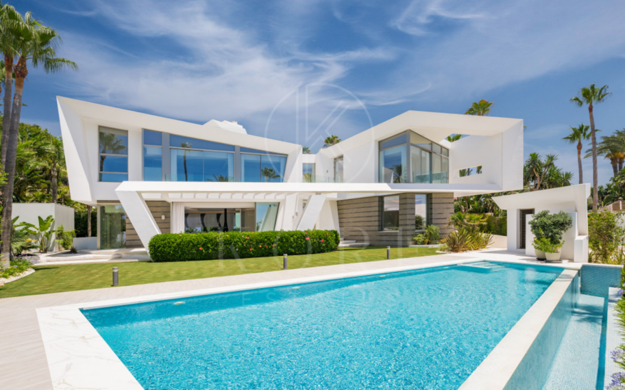 Villa for sale in Los Monteros Playa, Marbella East