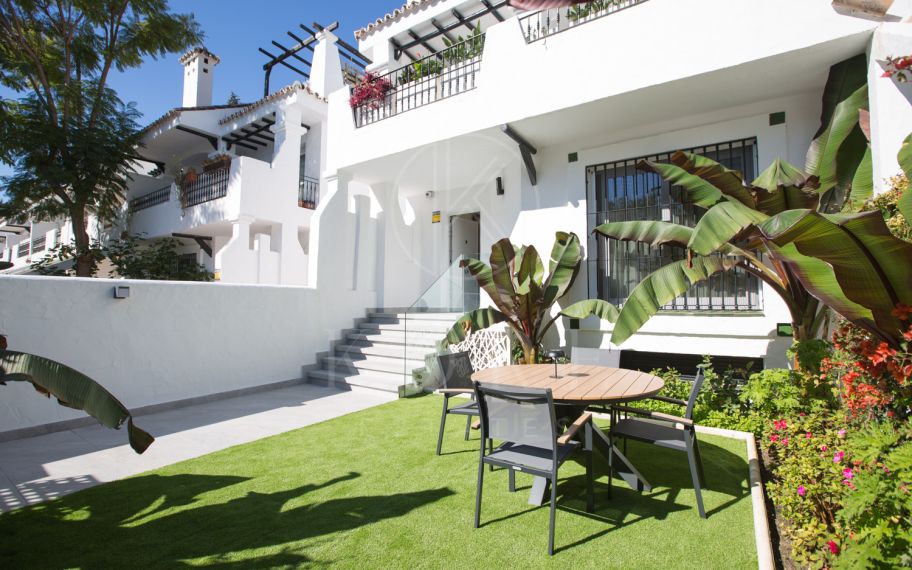 Casa Adosada de Esquina Renovada en Los Naranjos | Vistas a La Concha y a 5 min de Puerto Banús