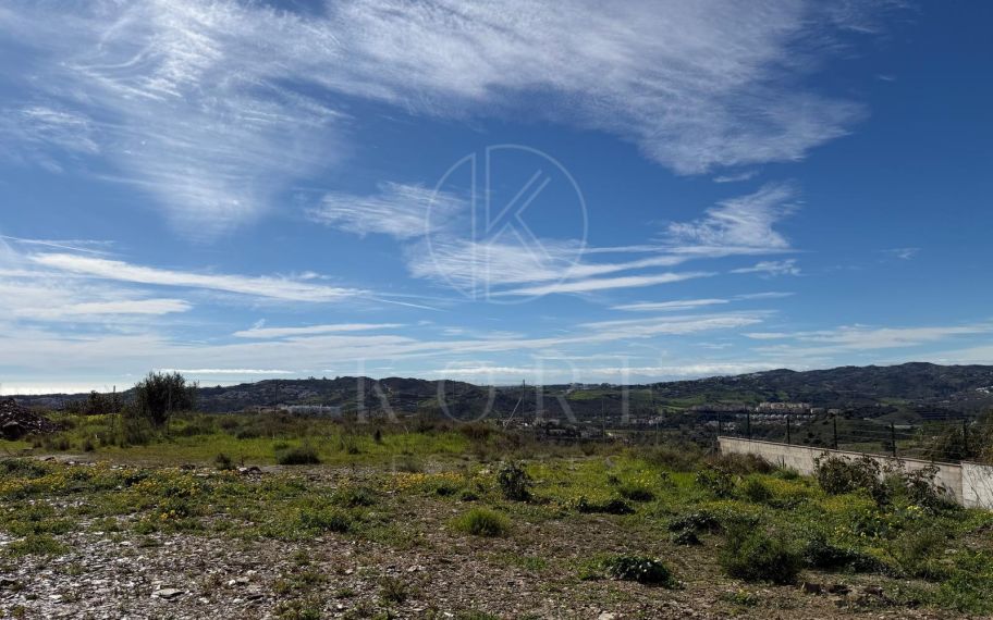 Parcela llana con preciosas vistas en Lomas del Flamenco, cerca de Mijas Golf.