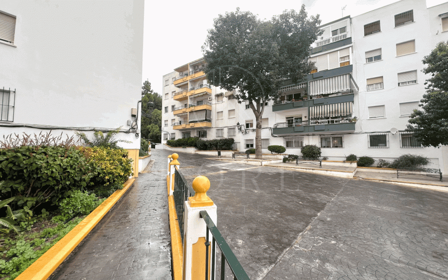 Amplio Apartamento en Planta Baja en el Centro de Estepona – Gran Potencial y Ubicación Inmejorable