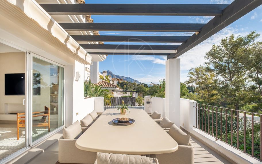 Nuevo ático reformado en La Quinta Village con vistas panorámicas al mar, amplias terrazas y comunidad cerrada que viven cerca de Puerto Banús y los mejores campos de golf.