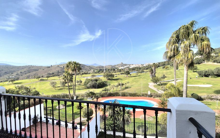 Townhouse with Panoramic Views and Solarium in Alhaurín Golf