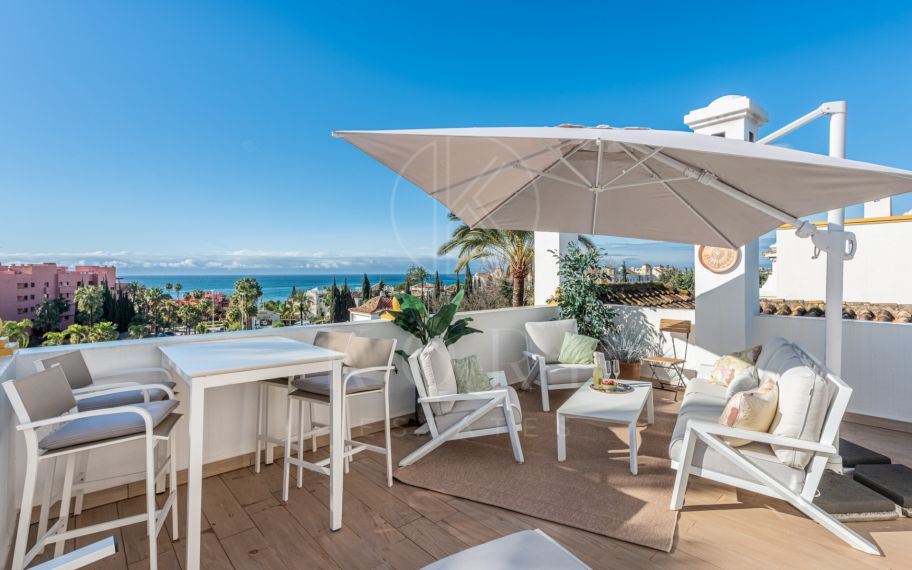 Elegant Scandinavian-Style Townhouse with Sea Views Near the Beach