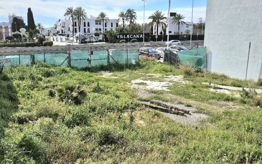 Parcela urbana y comercial en Calle Revuelta, Cancelada, – Nueva Milla de Oro, Estepona