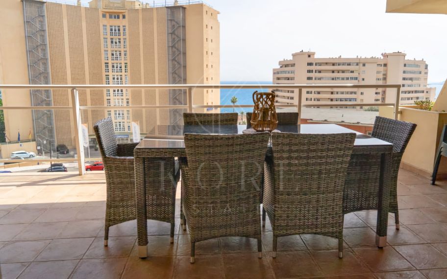 Apartamento en la zona de Torreblanca con vistas al mar desde la terraza y licencia turística – inversión ideal