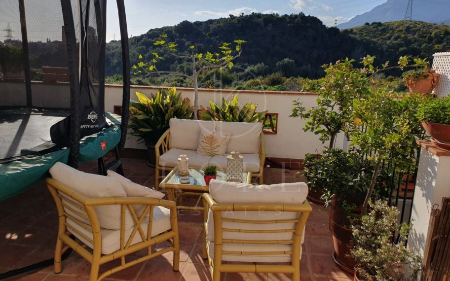 Casa Pareada con Piscina Privada y Estudio Independiente