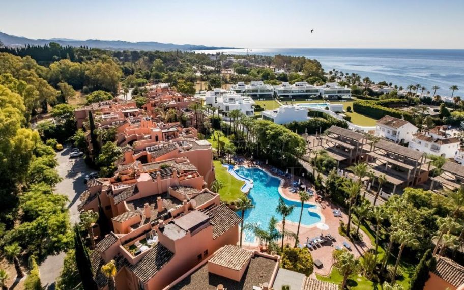 Elegante Apartamento de 2 Dormitorios en la Milla de Oro de Marbella con Gimnasio y Parking Subterráneo