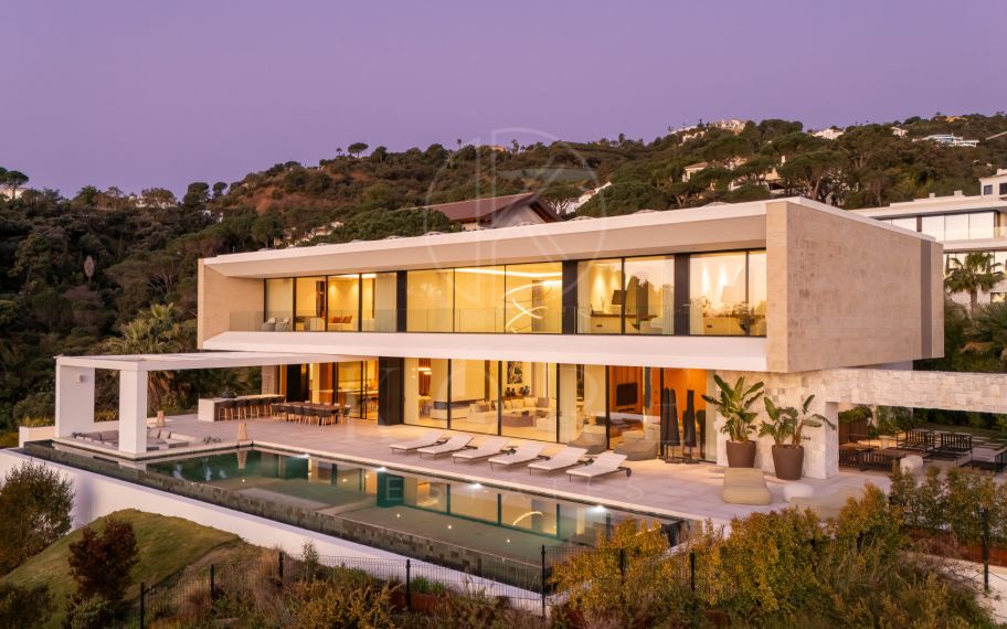 Casa De Canto es una excepcional finca contemporánea de siete habitaciones, en prestigiosa comunidad cerrada de El Madroñal.