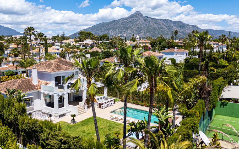 Luxury Six-Bedroom Villa in Nueva Andalucía’s Prestigious Golf Valley