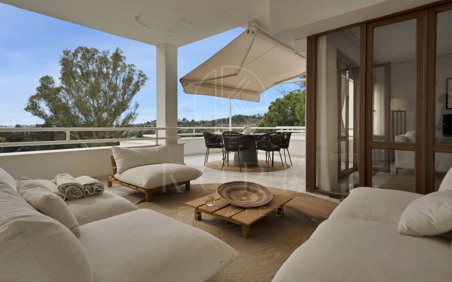 Beautifully renovated two bedroom apartment located in the prestigious Alcores del Golf community in Nueva Andalucía